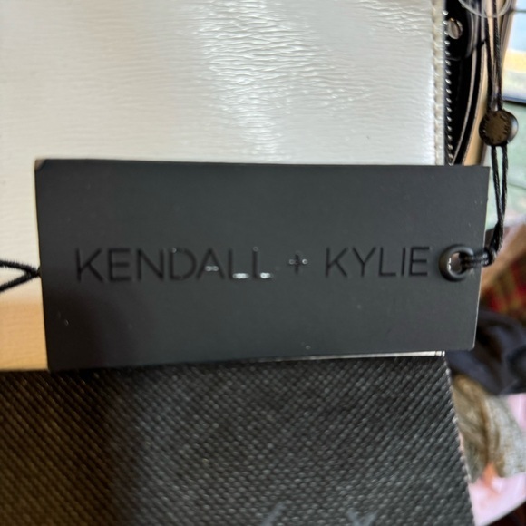 Kendall & Kylie NWT White‎ and Black clutch wristlet with dust bag - Picture 13 of 13